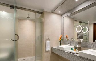 clean and spacious king bathroom with shower at Hilton Colon Quito.