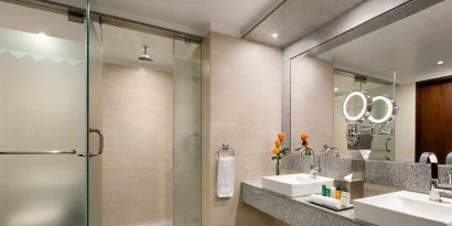 clean and spacious king bathroom with shower at Hilton Colon Quito.