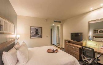 lovely king suite with TV, work desk, and chair at Hampton Inn & Suites by Hilton Salamanca Bajio.