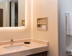 clean and spacious guest bathroom at Hampton Inn & Suites by Hilton Salamanca Bajio.