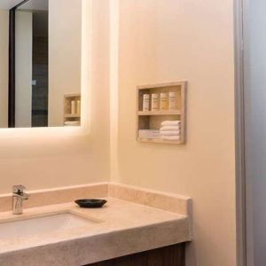 clean and spacious guest bathroom at Hampton Inn & Suites by Hilton Salamanca Bajio.