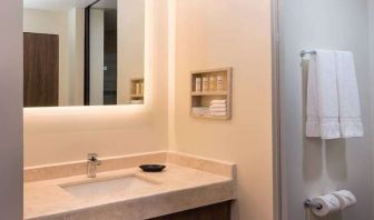 clean and spacious guest bathroom at Hampton Inn & Suites by Hilton Salamanca Bajio.