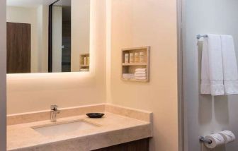 clean and spacious guest bathroom at Hampton Inn & Suites by Hilton Salamanca Bajio.