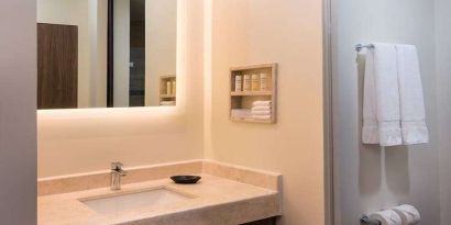 clean and spacious guest bathroom at Hampton Inn & Suites by Hilton Salamanca Bajio.