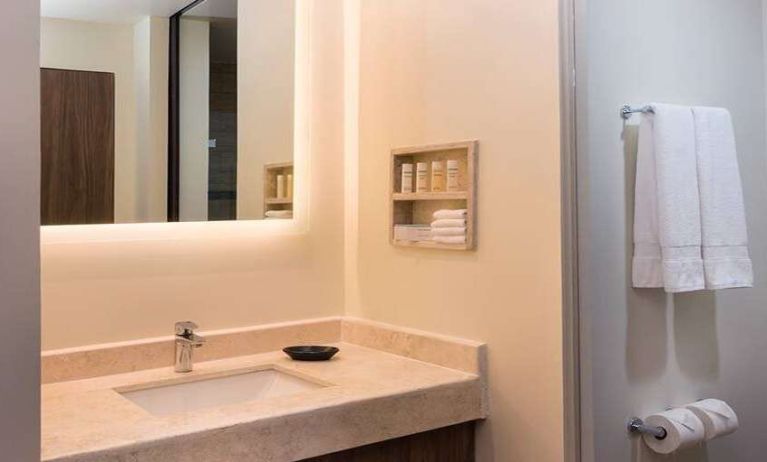 clean and spacious guest bathroom at Hampton Inn & Suites by Hilton Salamanca Bajio.