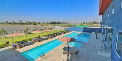 stunning outdoor pool surrounded with sunbeds at Hampton Inn & Suites by Hilton Salamanca Bajio.