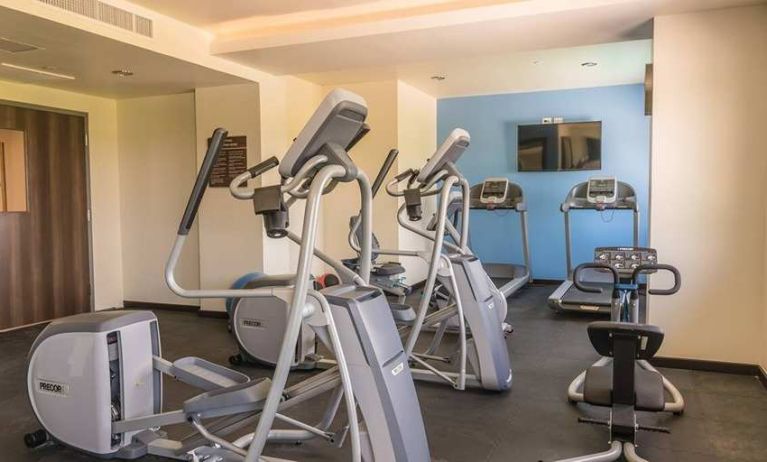 well equipped fitness center at Hampton Inn & Suites by Hilton Salamanca Bajio.