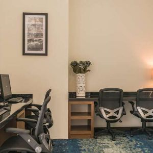 dedicated business center with PC, internet, printer, and workspace at Hampton Inn & Suites by Hilton Salamanca Bajio.