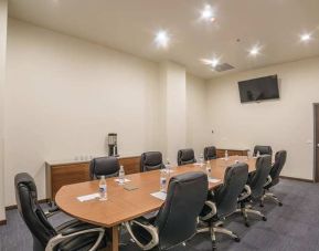 professional meeting room at Hampton Inn & Suites by Hilton Salamanca Bajio.