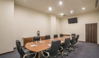 professional meeting room at Hampton Inn & Suites by Hilton Salamanca Bajio.