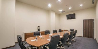 professional meeting room at Hampton Inn & Suites by Hilton Salamanca Bajio.