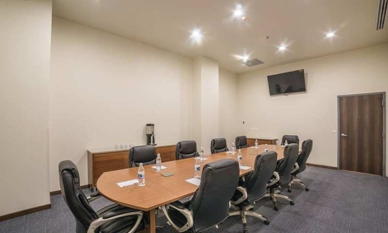 professional meeting room at Hampton Inn & Suites by Hilton Salamanca Bajio.