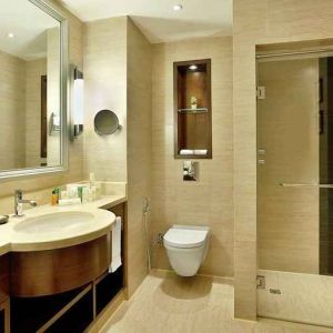 clean and spacious guest bathroom with shower at Hilton Alexandria King's Ranch.