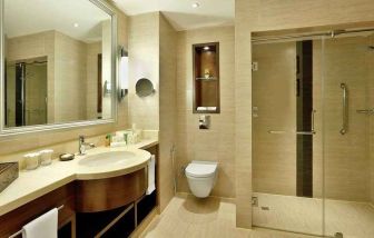 clean and spacious guest bathroom with shower at Hilton Alexandria King's Ranch.