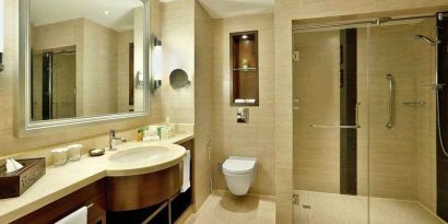 clean and spacious guest bathroom with shower at Hilton Alexandria King's Ranch.