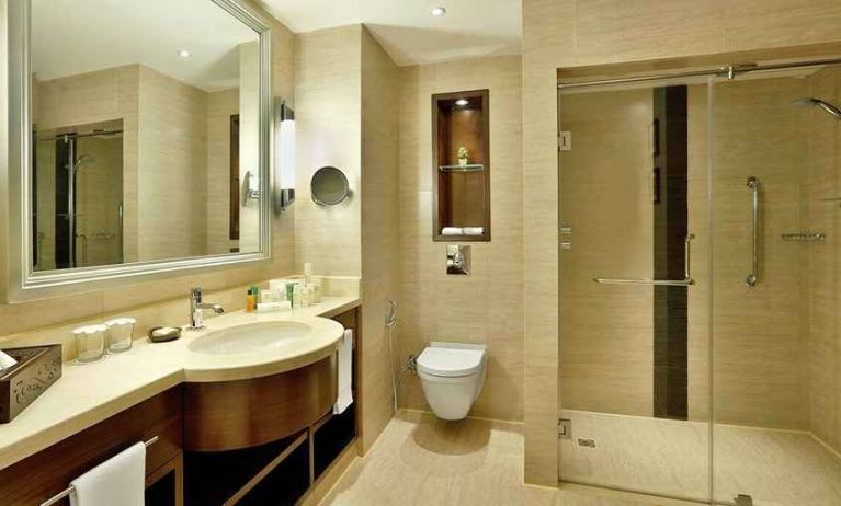 clean and spacious guest bathroom with shower at Hilton Alexandria King's Ranch.