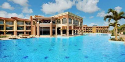 stunning outdoor pool with sunbeds at Hilton Alexandria King's Ranch.