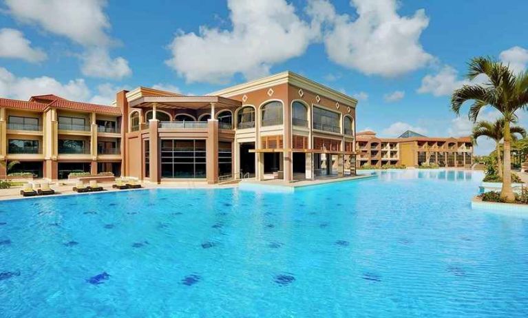 stunning outdoor pool with sunbeds at Hilton Alexandria King's Ranch.