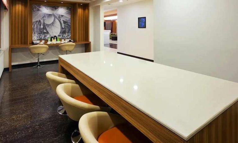 comfortable workstation and coworking space at Hampton by Hilton Vadodara-Alkapuri.