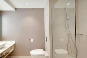 clean and spacious guest bathroom with shower at Hilton Garden Inn Budapest City Centre.