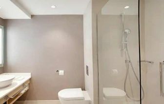 clean and spacious guest bathroom with shower at Hilton Garden Inn Budapest City Centre.