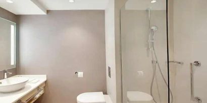 clean and spacious guest bathroom with shower at Hilton Garden Inn Budapest City Centre.