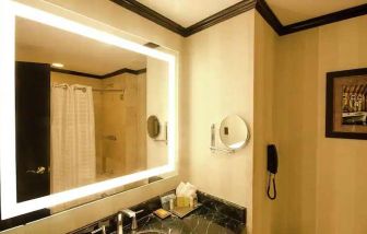 guest bathroom with shower at Hilton Princess San Pedro Sula.