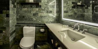 guest bathroom with basin, toilet, and shower at Hilton Garden Inn Guatemala City.