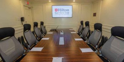 professional meeting room at Hilton Garden Inn Guatemala City.