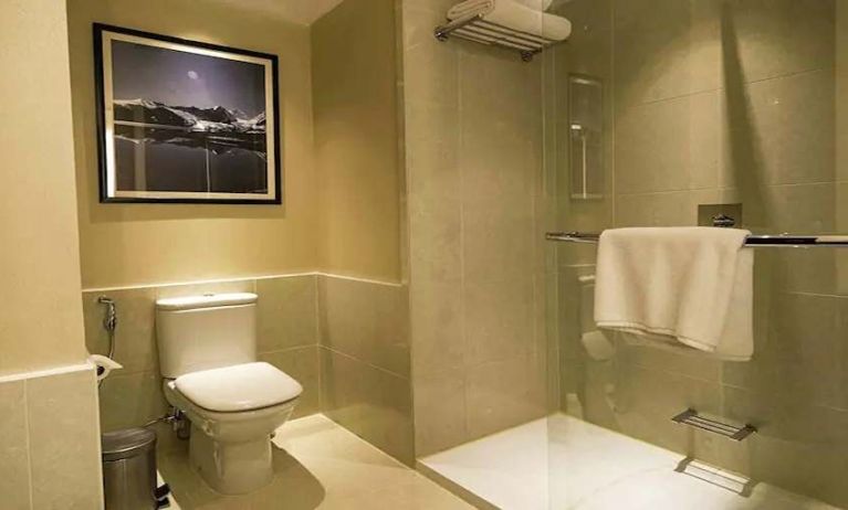 clean and spacious guest bathroom with shower at Hilton Garden Inn Trivandrum.