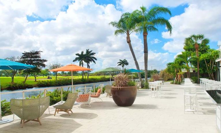 Outdoor terrace suitable for co-working at the Sheraton Miami Airport Hotel.