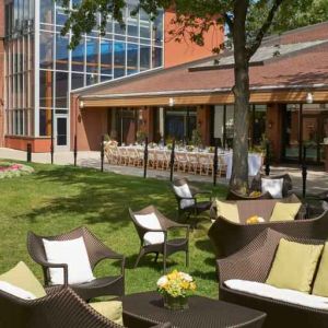 Outdoor patio at the Hilton Mississauga Meadowvale