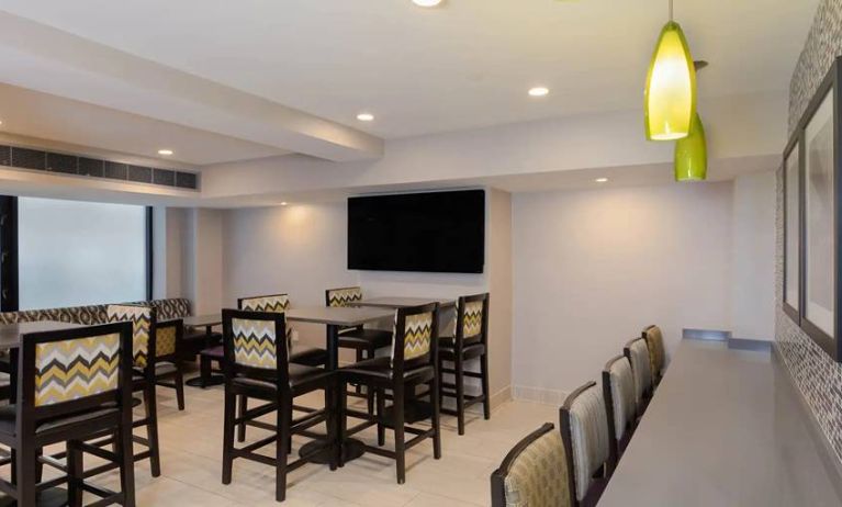 Dining area at La Quinta Inn & Suites By Wyndham New York City Central Park.