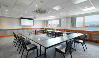 Meeting room with u shape table at the DoubleTree by Hilton Coventry.