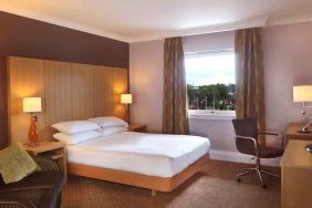 Queen room with desk at the Doubletree by Hilton Glasgow Strathclyde.