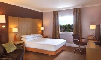 Queen room with desk at the Doubletree by Hilton Glasgow Strathclyde.