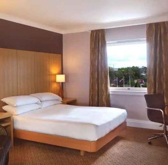 Queen room with desk at the Doubletree by Hilton Glasgow Strathclyde.