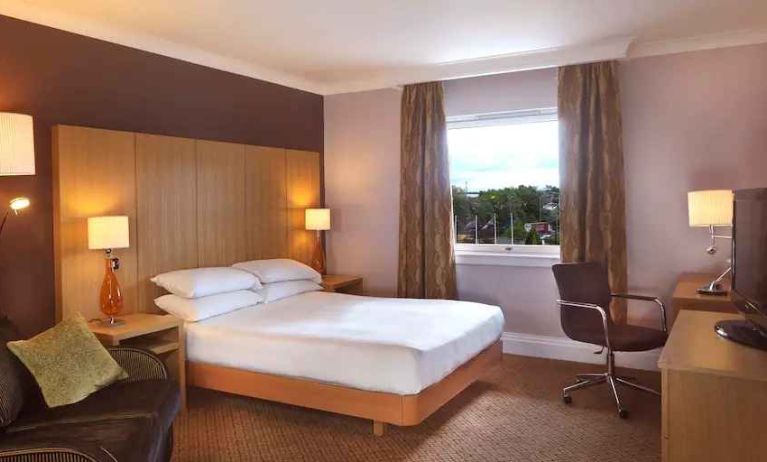 Queen room with desk at the Doubletree by Hilton Glasgow Strathclyde.