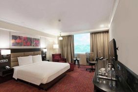 Spacious hotel room with working station at the Hilton Garden Inn New Delhi/Saket.