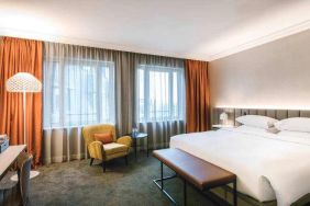 King bedroom with working station at the Hilton Brussels Grand Place .