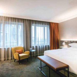 King bedroom with working station at the Hilton Brussels Grand Place .