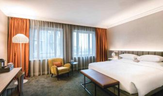 King bedroom with working station at the Hilton Brussels Grand Place .