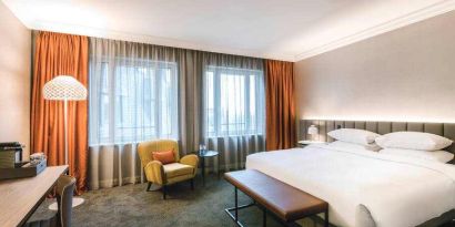 King bedroom with working station at the Hilton Brussels Grand Place .