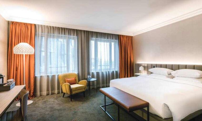 King bedroom with working station at the Hilton Brussels Grand Place .