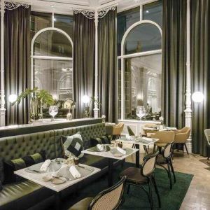 Dining area at the Hilton Brussels Grand Place .