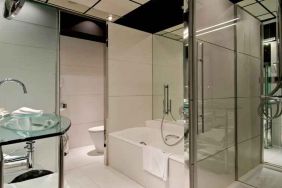 Guest bathroom with bath tub at the Hilton Madrid Airport.