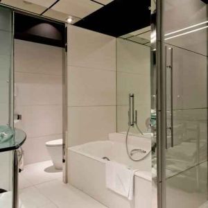 Guest bathroom with bath tub at the Hilton Madrid Airport.