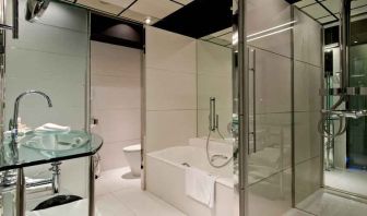 Guest bathroom with bath tub at the Hilton Madrid Airport.