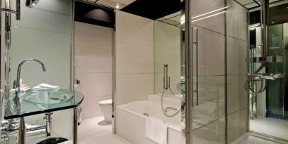 Guest bathroom with bath tub at the Hilton Madrid Airport.