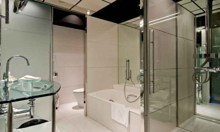 Guest bathroom with bath tub at the Hilton Madrid Airport.